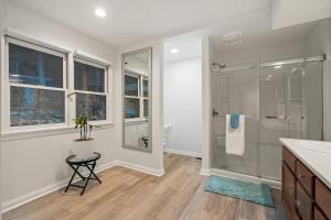 ein Badezimmer mit Dusche, Waschbecken und Toilette in der Unterkunft Green Mountain Song-Massanutten Mountain in Massanutten + 46 Fotos