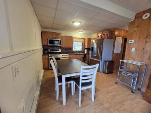 Η κουζίνα ή μικρή κουζίνα στο Mountain View Log Cabin - Newly opened