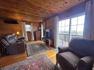 Χώρος καθιστικού στο Mountain View Log Cabin - Newly opened
