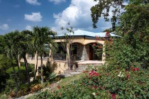 Κήπος έξω από το Beneath the Mango Tree Private Pool Prime Location Stunning Sunsets