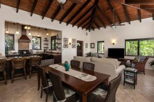 Μια τηλεόραση ή/και κέντρο ψυχαγωγίας στο Beneath the Mango Tree Private Pool Prime Location Stunning Sunsets