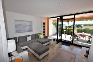 ein Wohnzimmer mit Sofa und Tisch in der Unterkunft Hohes Ufer Mare Nostrum in Hohwacht