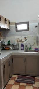 姆哈米德Dar Chez Ali的带水槽和台面的厨房 更多3张照片