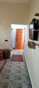 姆哈米德Dar Chez Ali的走廊设有木门和电视