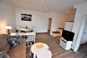 ein Wohnzimmer mit Sofa und Tisch in der Unterkunft Hohes Ufer Sandburg in Hohwacht