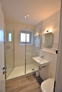 ein Badezimmer mit Dusche und Waschbecken in der Unterkunft Hohes Ufer Sandburg in Hohwacht