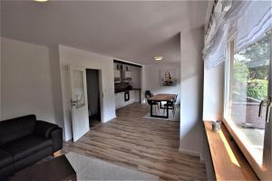 ein Wohnzimmer mit Sofa und Tisch in der Unterkunft Ferienwohnung Alexandra in Hohwacht