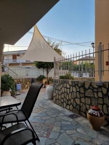 ガラヒディにあるAeolus Apartment IIの石壁のパティオ(テーブル、椅子付)