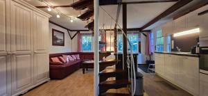 Ferienhaus FH6 في غرال موريتز: مطبخ وغرفة معيشة مع أريكة وطاولة +5 صور