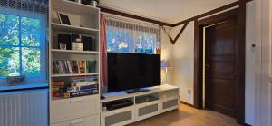 Ferienhaus FH6 في غرال موريتز: غرفة معيشة مع تلفزيون في مركز ترفيه ابيض