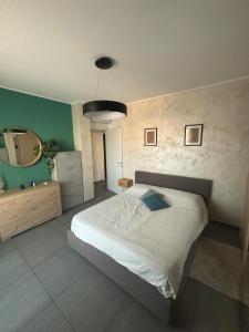 a bedroom with a large bed and a mirror at MXP-Milano-Torino Loft in Inveruno