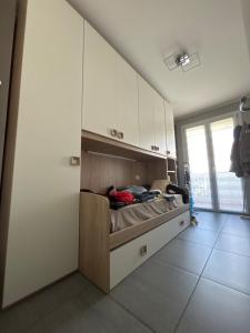 a bed in a room with white cabinets at MXP-Milano-Torino Loft in Inveruno