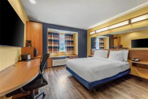 Ліжко або ліжка в номері SureStay Plus Hotel by Best Western Keyser +26 фото
