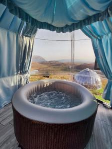 Sky Dome - Alushllari's Farm في بورغراديك: حوض استحمام ساخن كبير في جهاز استشعار مزود بالماء