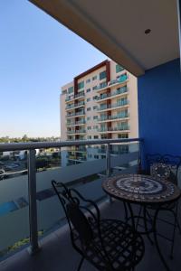 Μπαλκόνι ή βεράντα στο Modern Apartment with Pool 9 min from Poliforum