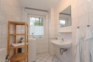 Koupelna v ubytování Urlauberdorf Haus 60c + 23 fotografií