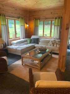 ein Wohnzimmer mit einer Couch und einem Couchtisch in der Unterkunft Les Grosses Pierres in Spa