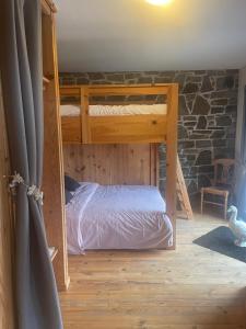ein Schlafzimmer mit Etagenbetten in einer Steinwand in der Unterkunft Les Grosses Pierres in Spa + 9 Fotos