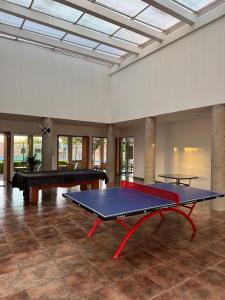 Πινγκ πονγκ στο Modern Apartment with Pool 9 min from Poliforum ή εκεί κοντά