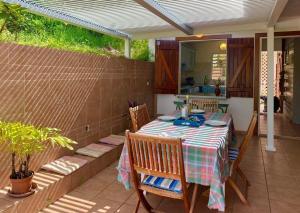 En terrasse eller udendørsområde på La vue sur la baie