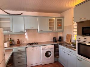 Køkken eller tekøkken på La vue sur la baie + 8 billeder