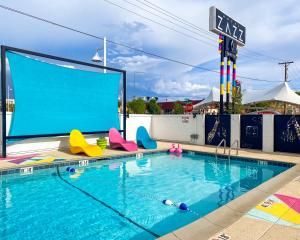 una piscina con una pantalla grande en un edificio en Hotel ZAZZ, en Albuquerque