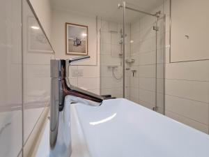 ein Badezimmer mit Waschbecken und Dusche in der Unterkunft Meeresblick Pier 23 H2 WE 23 in Hohwacht + 20 Fotos