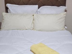 Giường trong phòng chung tại Rose Petals Apartments