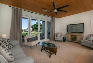 TV/trung tâm giải trí tại Castaways Villa- Steps from the Beach Kayaks & SUPS