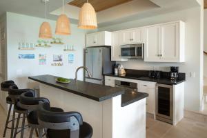 Nhà bếp/bếp nhỏ tại Castaways Villa- Steps from the Beach Kayaks & SUPS +15 ảnh