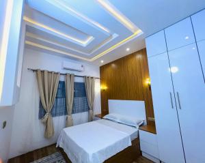 a bedroom with a bed and a ceiling at Best place appartement in Cotonou