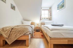 Postel nebo postele na pokoji v ubytování Ferienpark Freesenbruch Reihenhaus 6a - Möwe + 39 fotografií