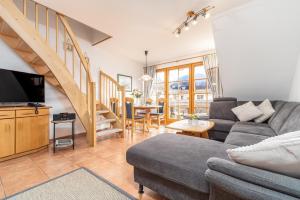 Posezení v ubytování Ferienpark Freesenbruch Wohnung 3 4 - Zum Zeesenboot