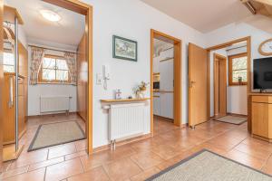 TV a/nebo společenská místnost v ubytování Ferienpark Freesenbruch Wohnung 3 4 - Zum Zeesenboot + 40 fotografií