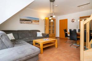un soggiorno con un divano e un tavolo di Ferienpark Freesenbruch Wohnung 2 4 - Familientraum a Zingst