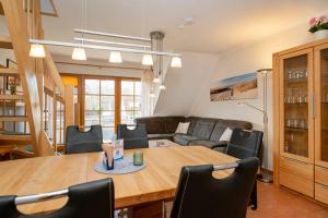 un soggiorno con un tavolo e un divano di Ferienpark Freesenbruch Wohnung 2 4 - Familientraum a Zingst