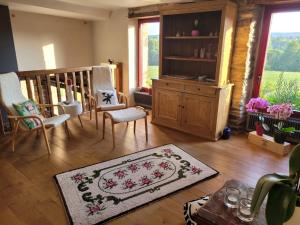 sala de estar con sillas y alfombra en Lodge de La Vallée, en Saint-Rémy 17 fotos más