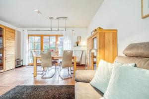 Khu vực ghế ngồi tại Ferienpark Freesenbruch Reihenhaus 7a - Otter