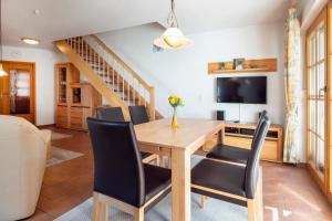 TV a/nebo společenská místnost v ubytování Ferienpark Freesenbruch Reihenhaus 6b - Schwalbe