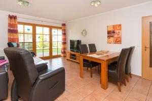 TV a/nebo společenská místnost v ubytování Ferienpark Freesenbruch Wohnung 1 3 - Störtebeker