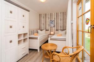 Postel nebo postele na pokoji v ubytování Ferienpark Freesenbruch Wohnung 1 3 - Störtebeker + 27 fotografií