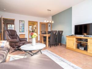 una sala de estar con un sofá y una mesa en Ferienpark Freesenbruch Wohnung 2 1 - Möwennest, en Zingst