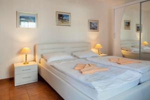 Postel nebo postele na pokoji v ubytování Ferienpark Freesenbruch Wohnung 2 3 - Waldesruh + 24 fotografií