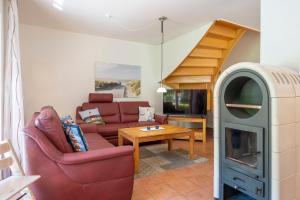 Posezení v ubytování Ferienpark Freesenbruch Doppelhaushälfte 9 - Waldblick