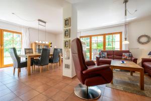 Posezení v ubytování Ferienpark Freesenbruch Doppelhaushälfte 9 - Waldblick