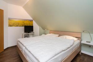 Postel nebo postele na pokoji v ubytování Ferienpark Freesenbruch Doppelhaushälfte 9 - Waldblick + 36 fotografií