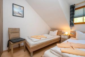 Postel nebo postele na pokoji v ubytování Ferienpark Freesenbruch Reihenhaus 5a - Eichhörnchen + 33 fotografií