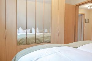 Ένα ή περισσότερα κρεβάτια σε δωμάτιο στο Haus Sabine - OG