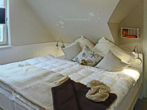 un orsacchiotto seduto sopra un letto di Kavelweg 13 Whg 4 - Kleiner Käptn a Zingst