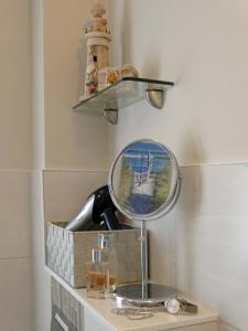 uno specchio seduto sopra un bancone in una stanza di Kavelweg 13 Whg 4 - Kleiner Käptn a Zingst